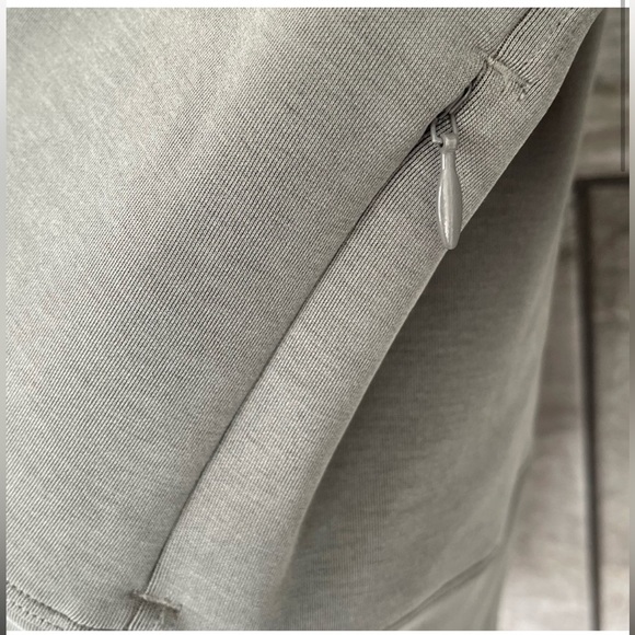 Lululemon Get Centred Crop Hoodie Grey Sage Sz 10 Athleisure Cutout Boxy
A222 - Picture 3 of 7